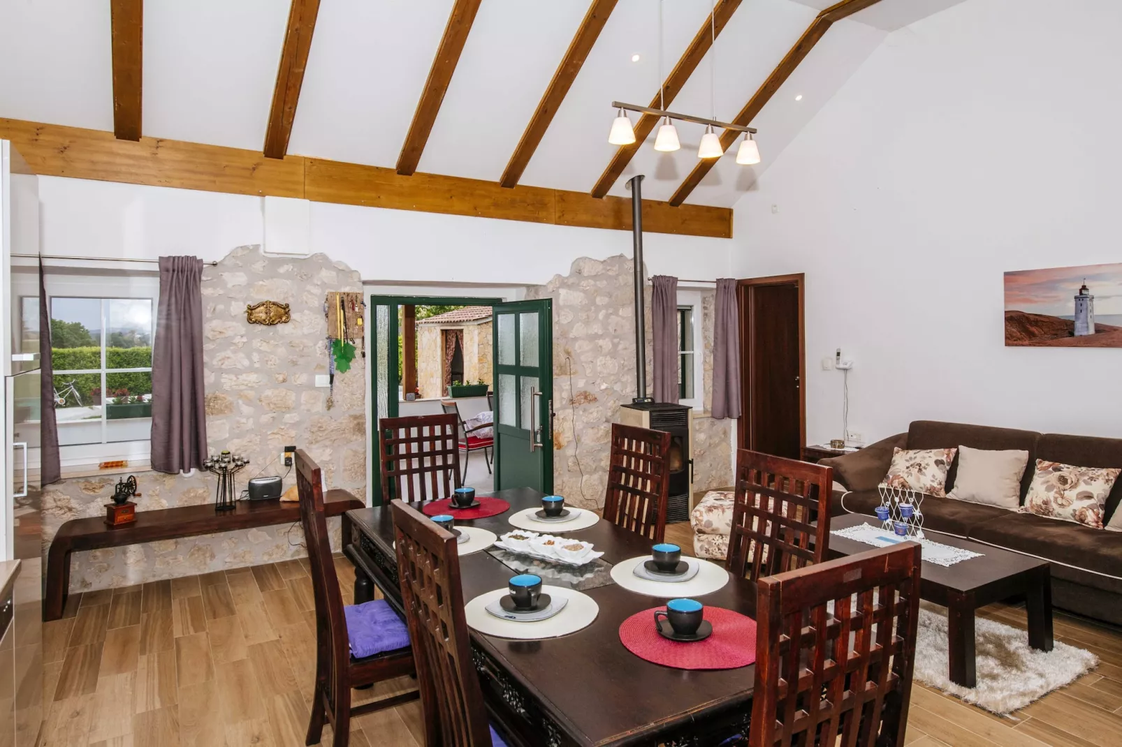 Authentic stone house Momo-Eetkamer