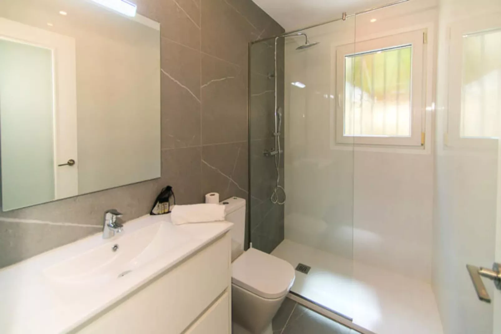 Maison à Roses-Niet-getagd