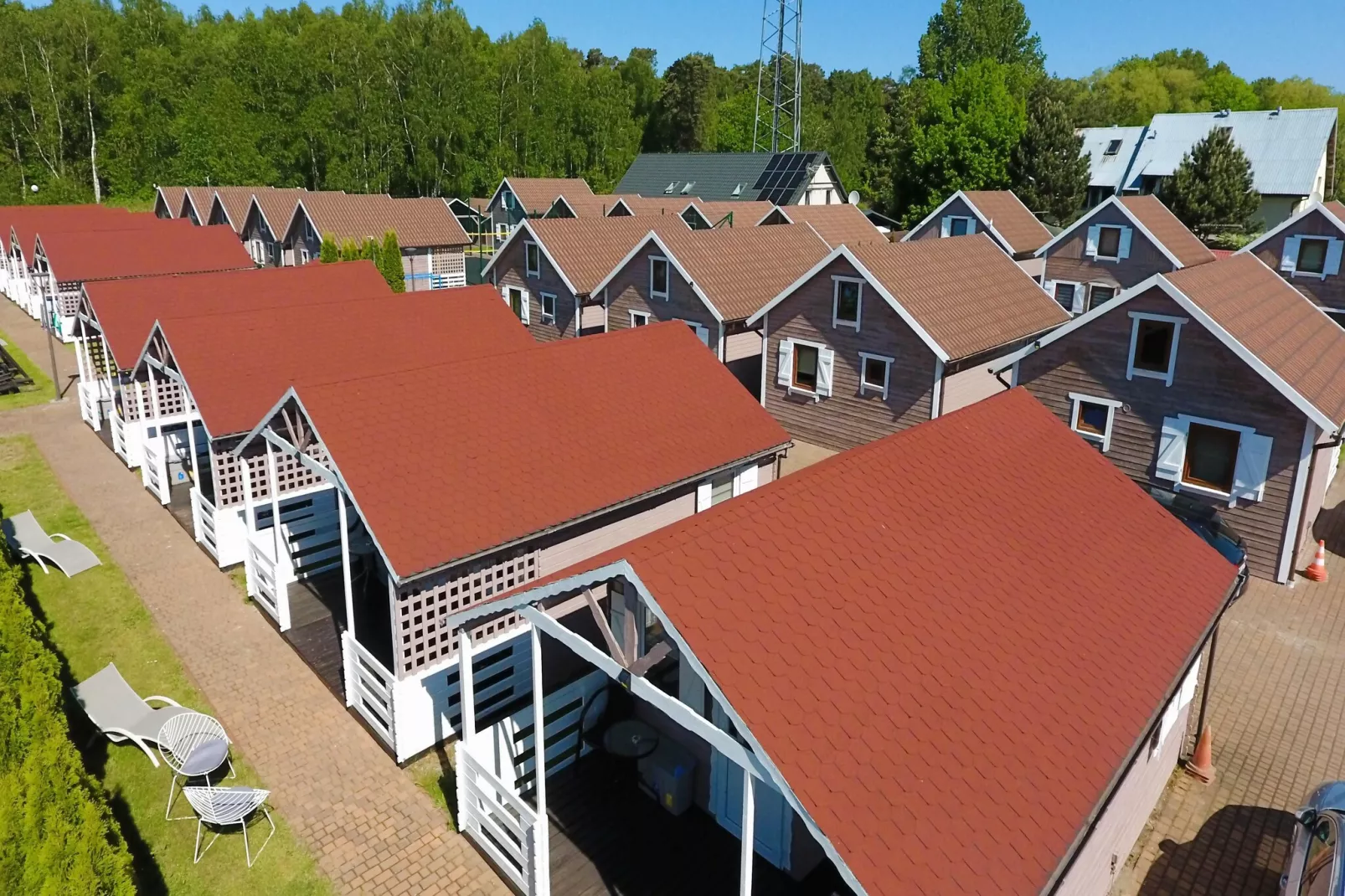 Domy wakacyjne w Międzyzdrojach z podgrzewanym basenem-Buitenkant zomer