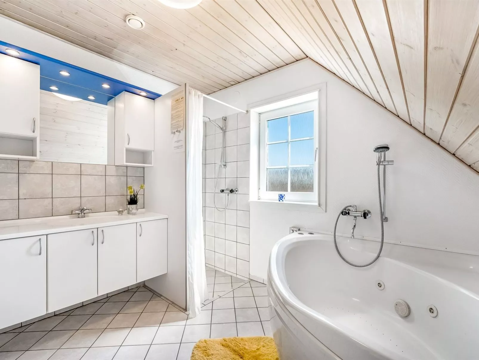 "Slava" - 250m from the sea-Binnen