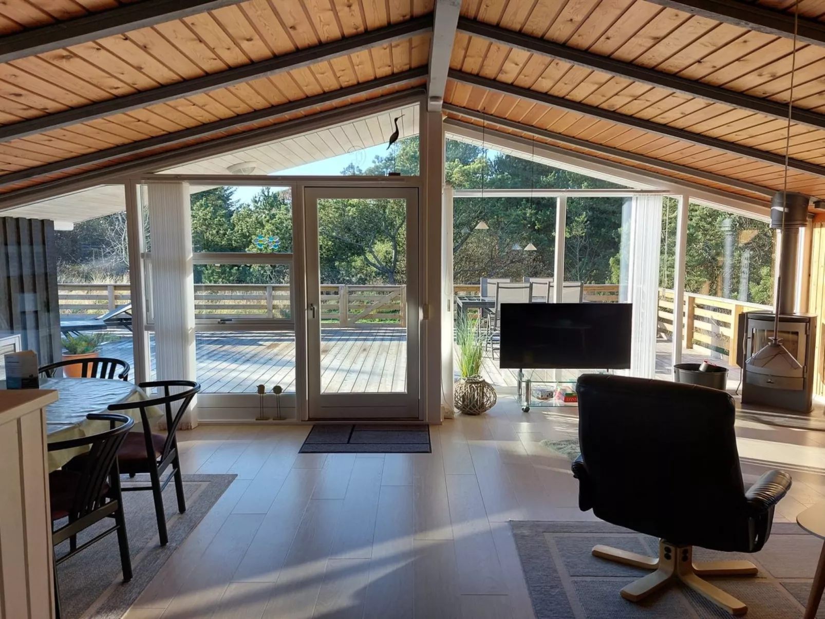 "Elgin" - 1.8km from the sea-Binnen