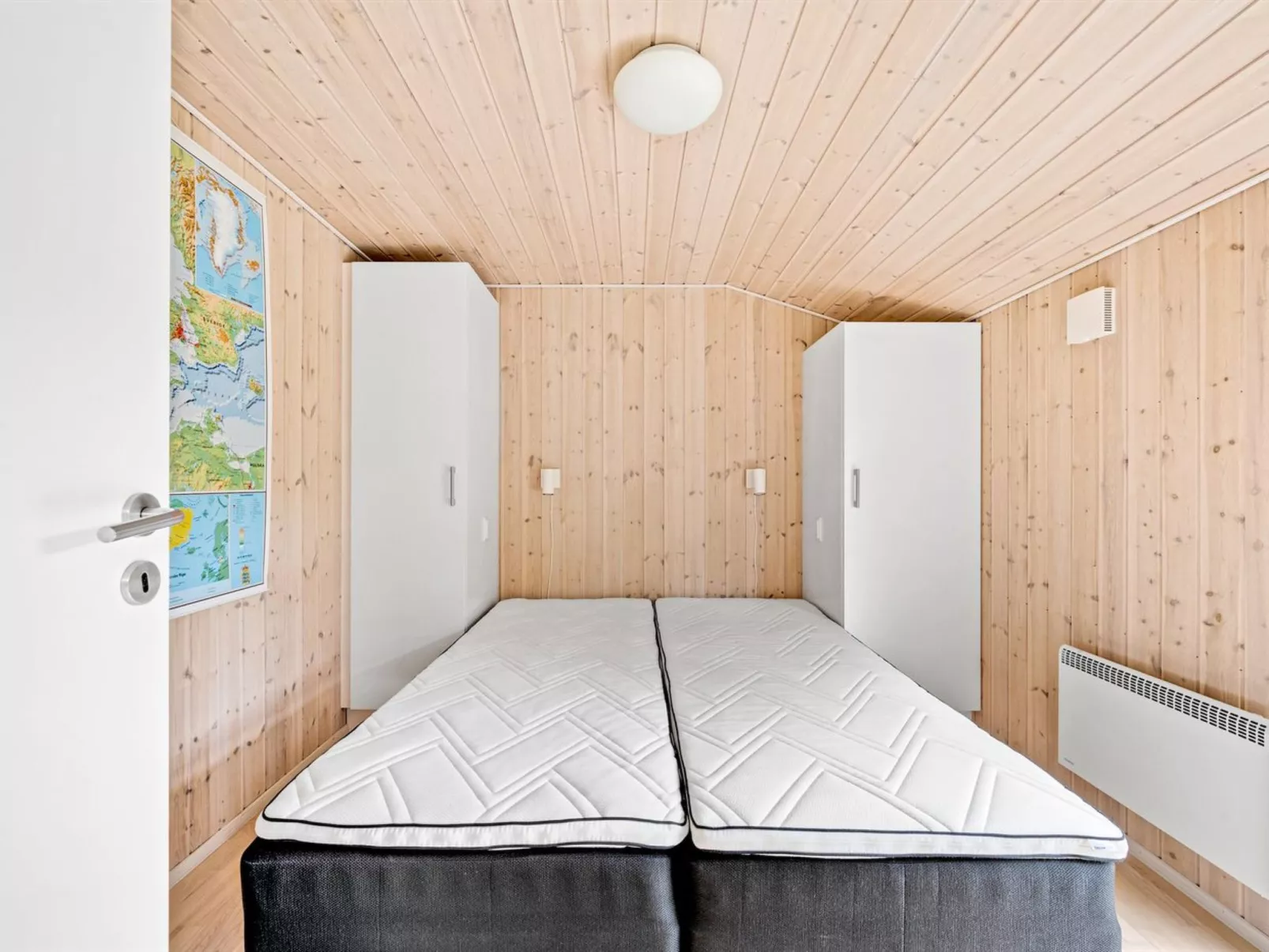 "Into" - 400m from the sea-Binnen