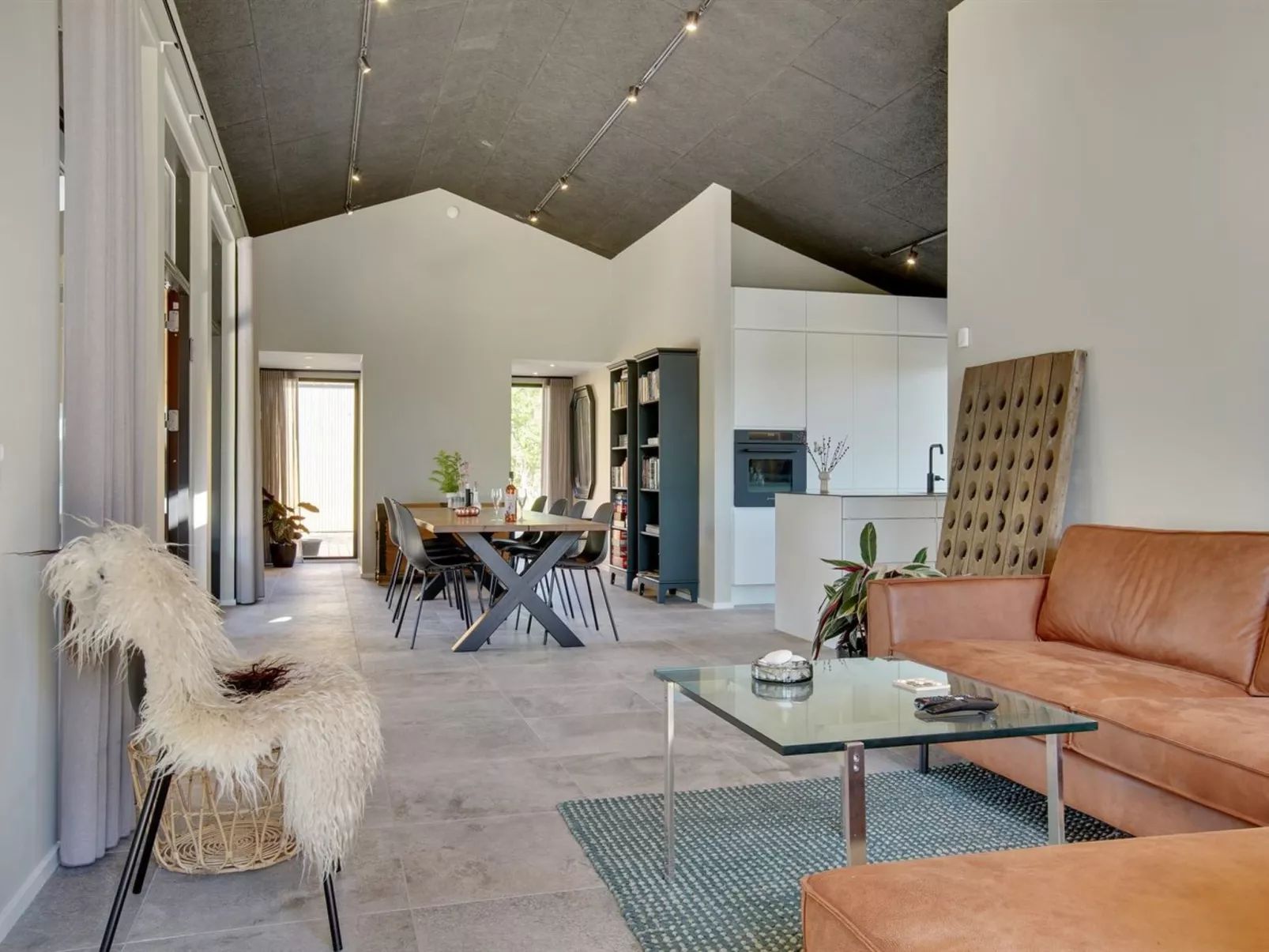 "Ileana" -  from the sea-Binnen