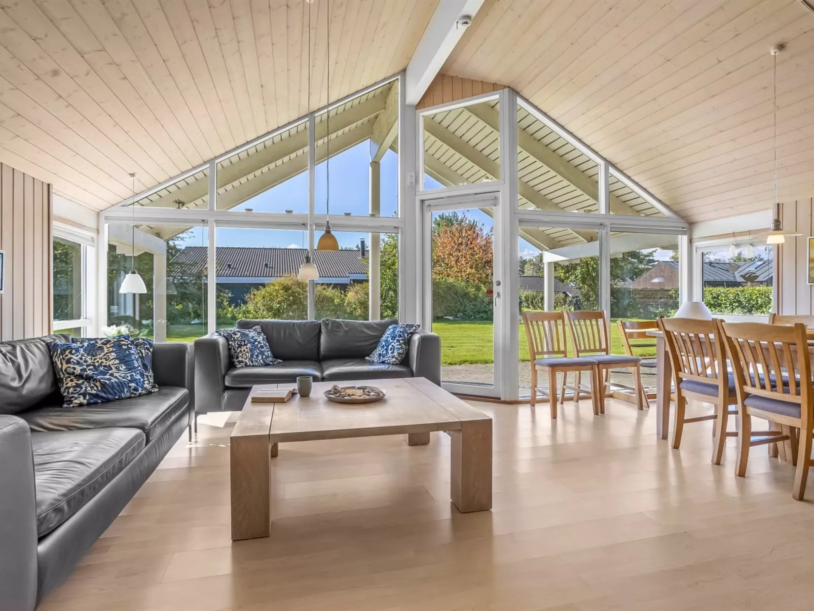 "Enid" - 700m from the sea-Binnen