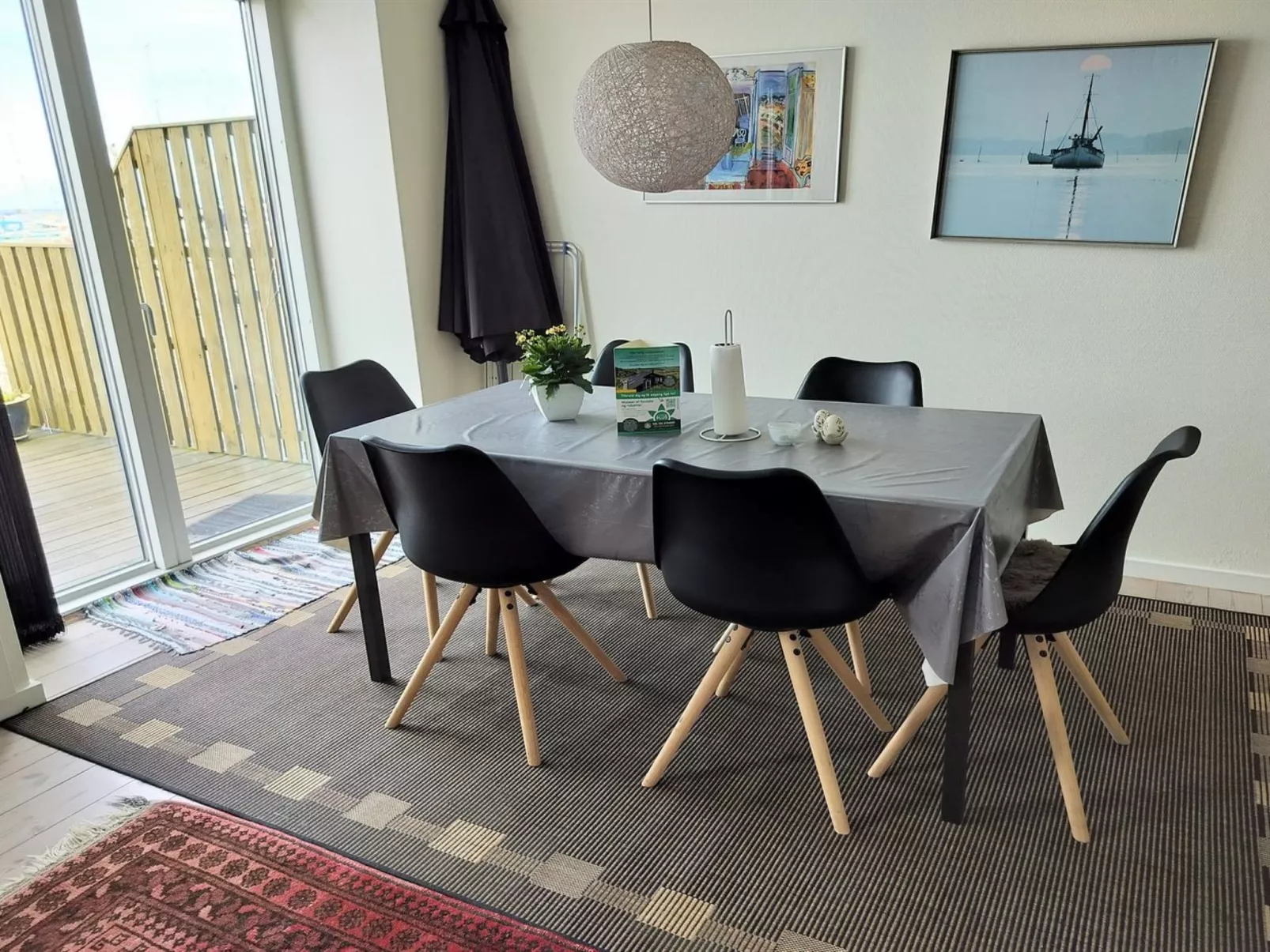 "Line" - 10m from the sea-Binnen