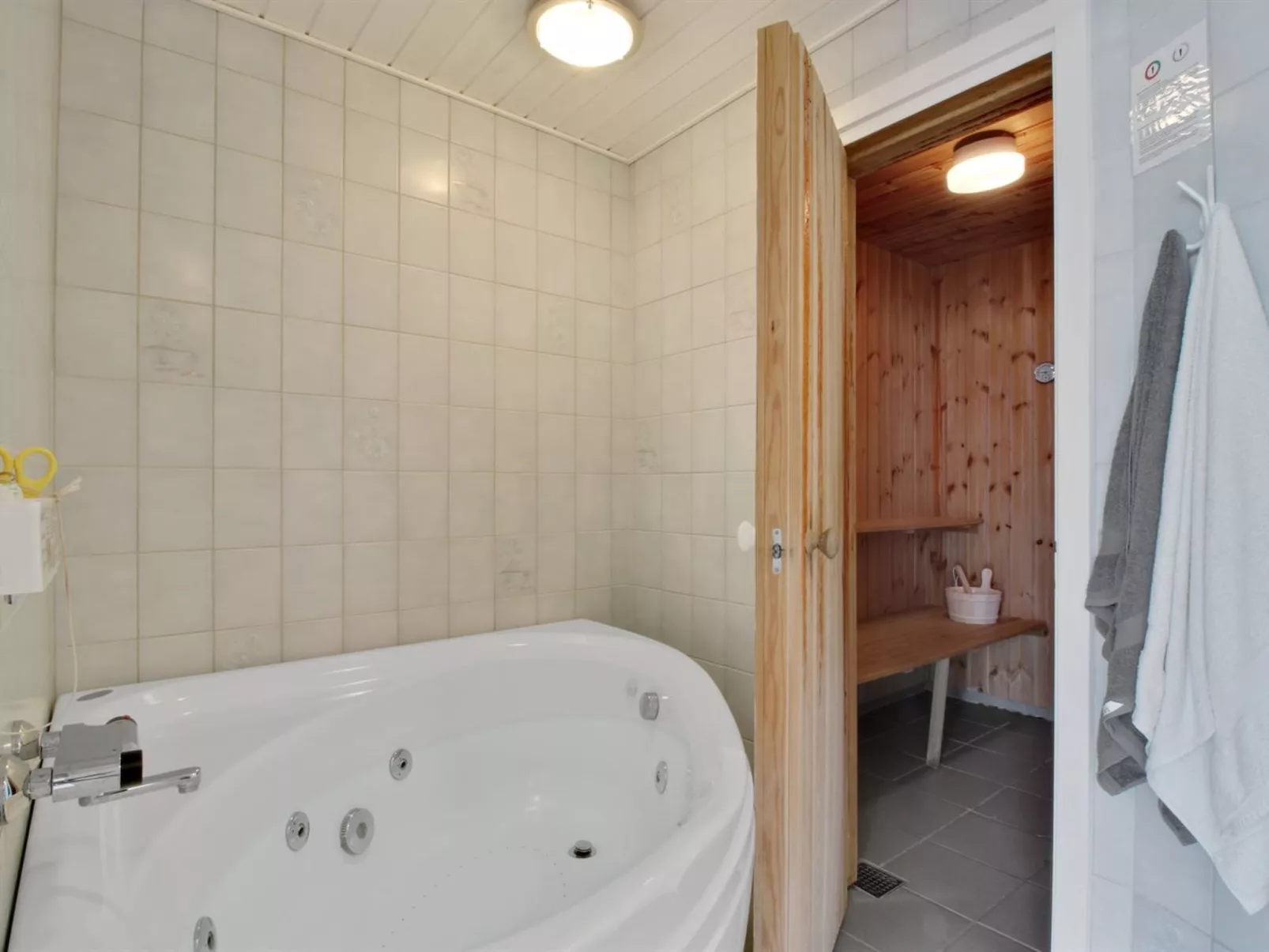 "Flora" - 150m from the sea-Binnen