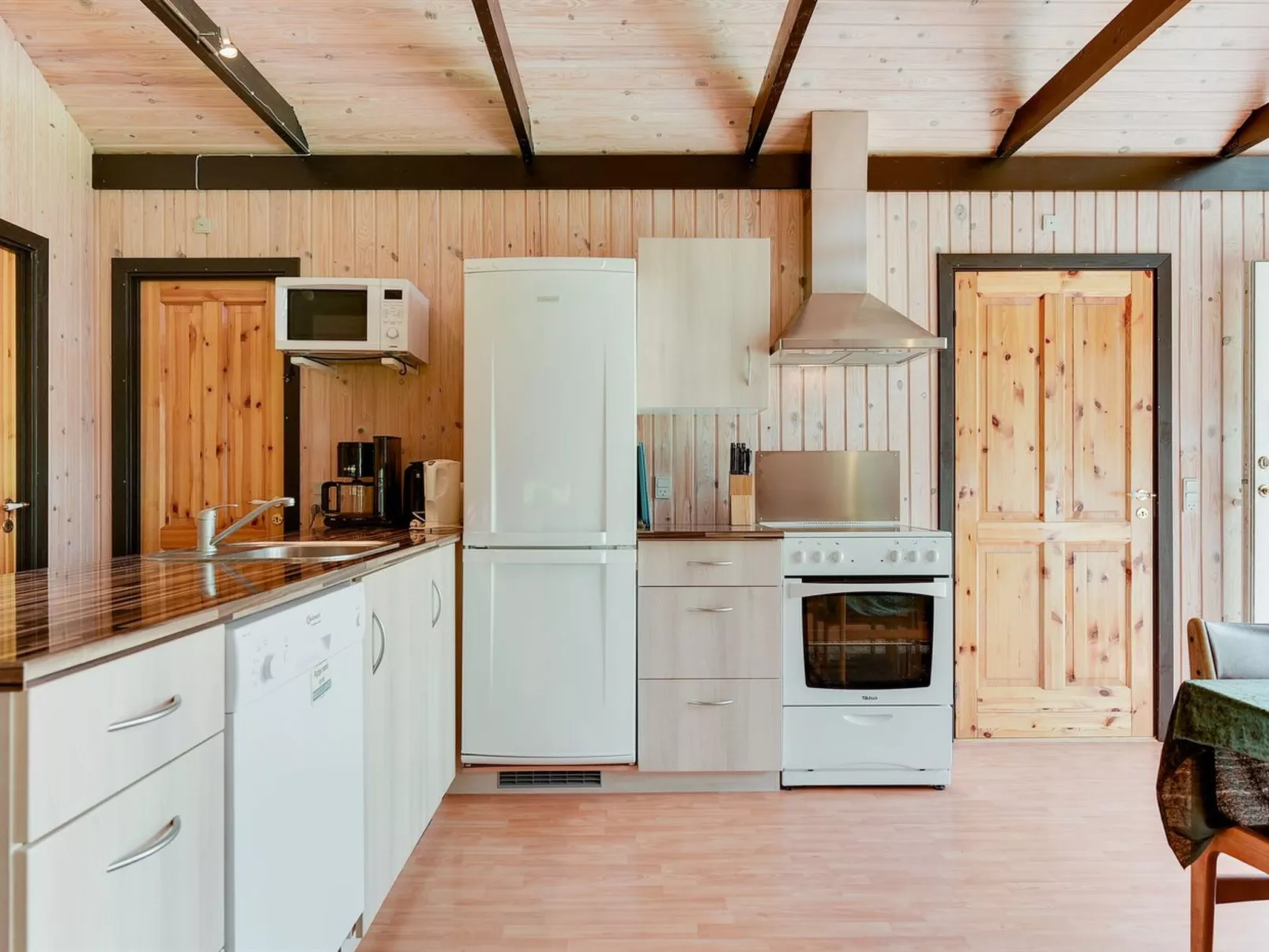 "Henna" - 550m to the fjord-Binnen