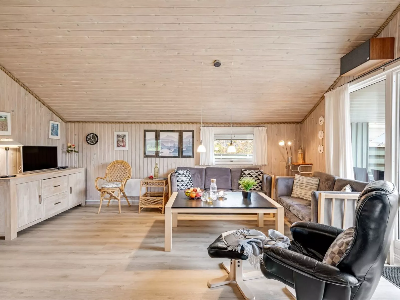 "Unni" -  from the sea-Binnen