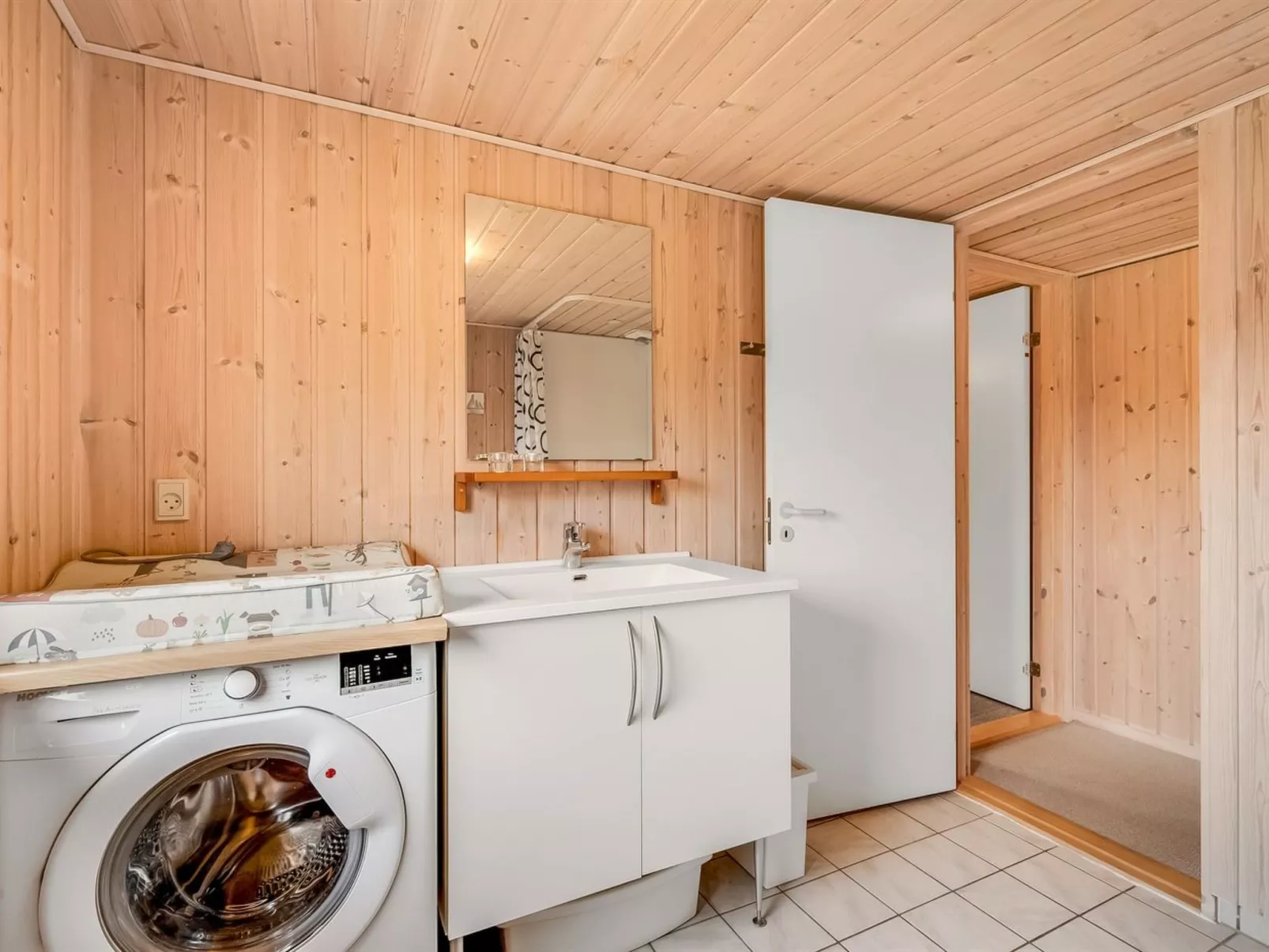 "Scarlet" - 400m to the fjord-Binnen