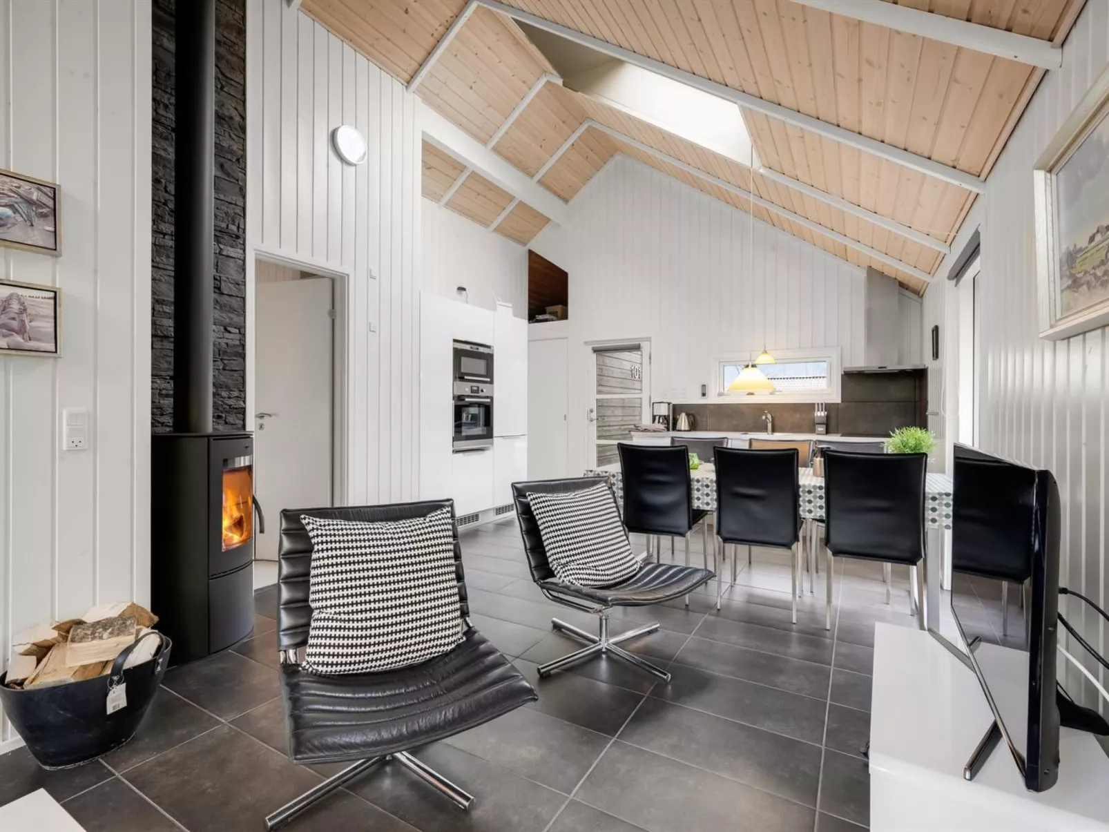 "Ketilbiorn" - 1.2km to the fjord-Binnen