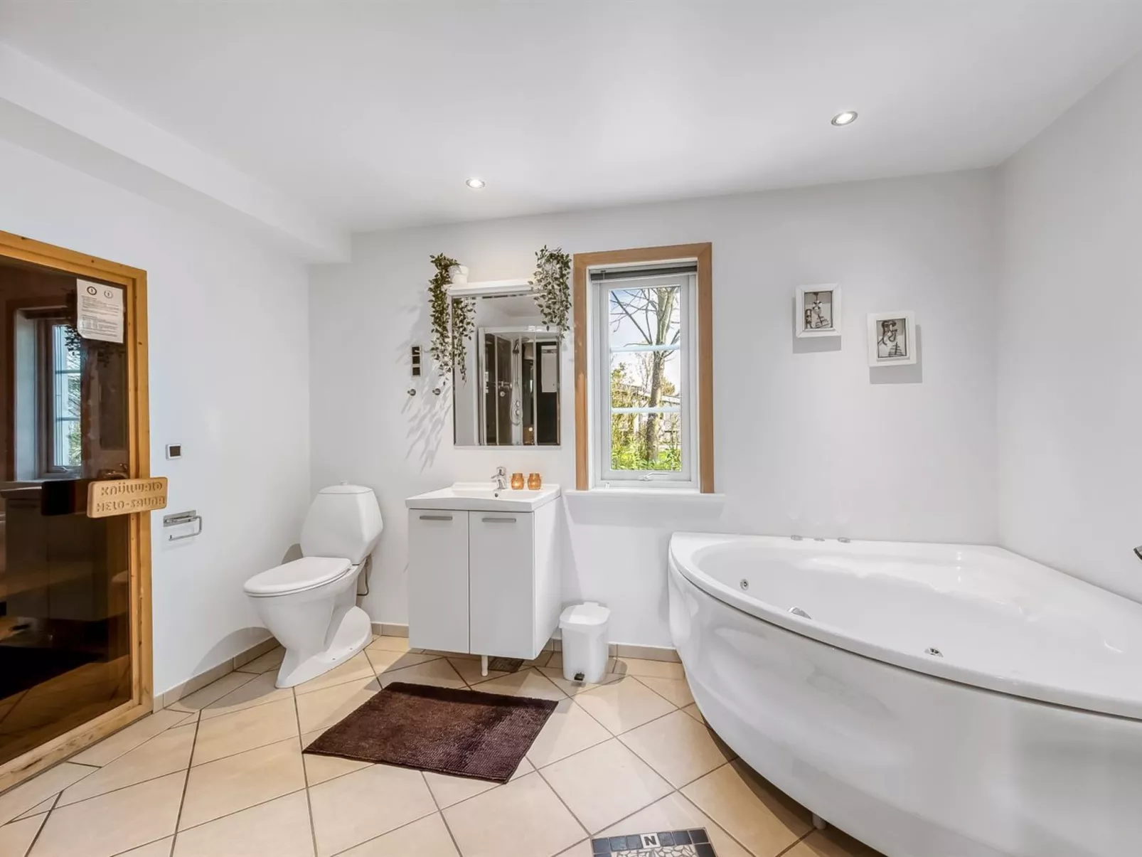 "Adelia" - 850m to the fjord-Binnen