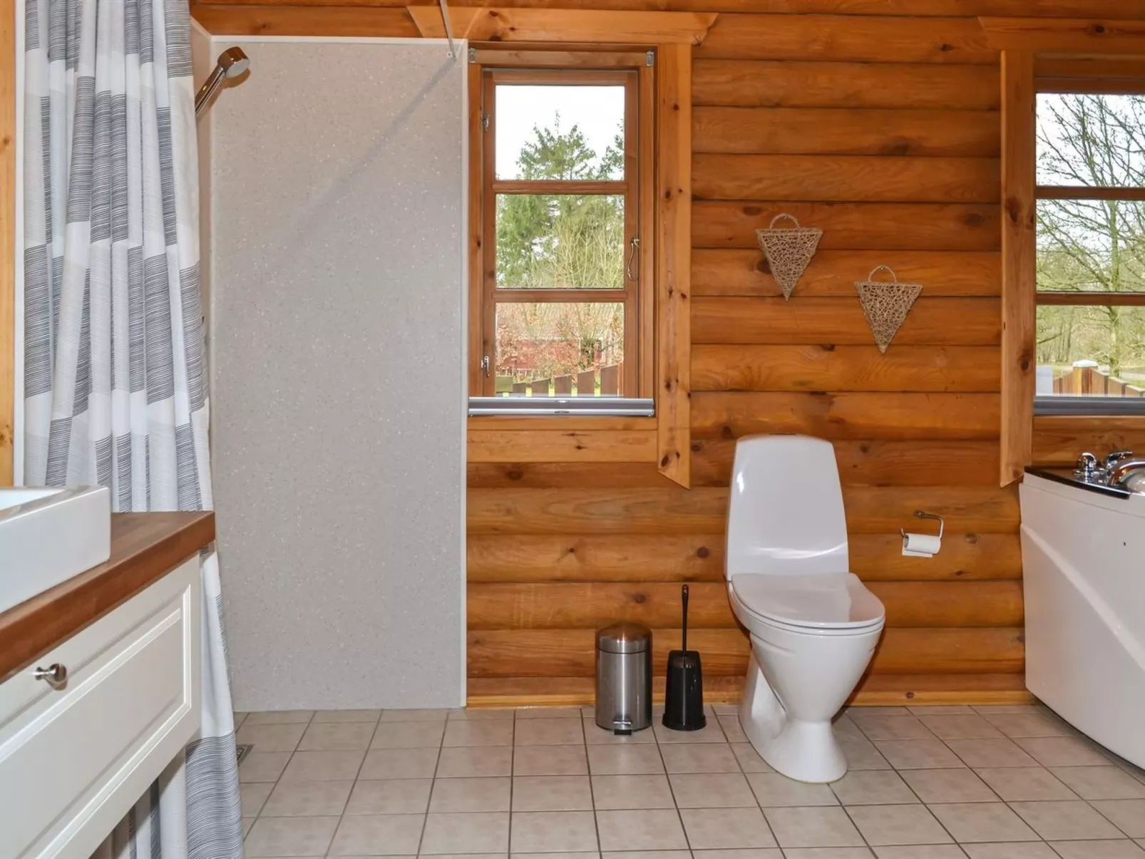 "Frederica" - 30km from the sea-Binnen