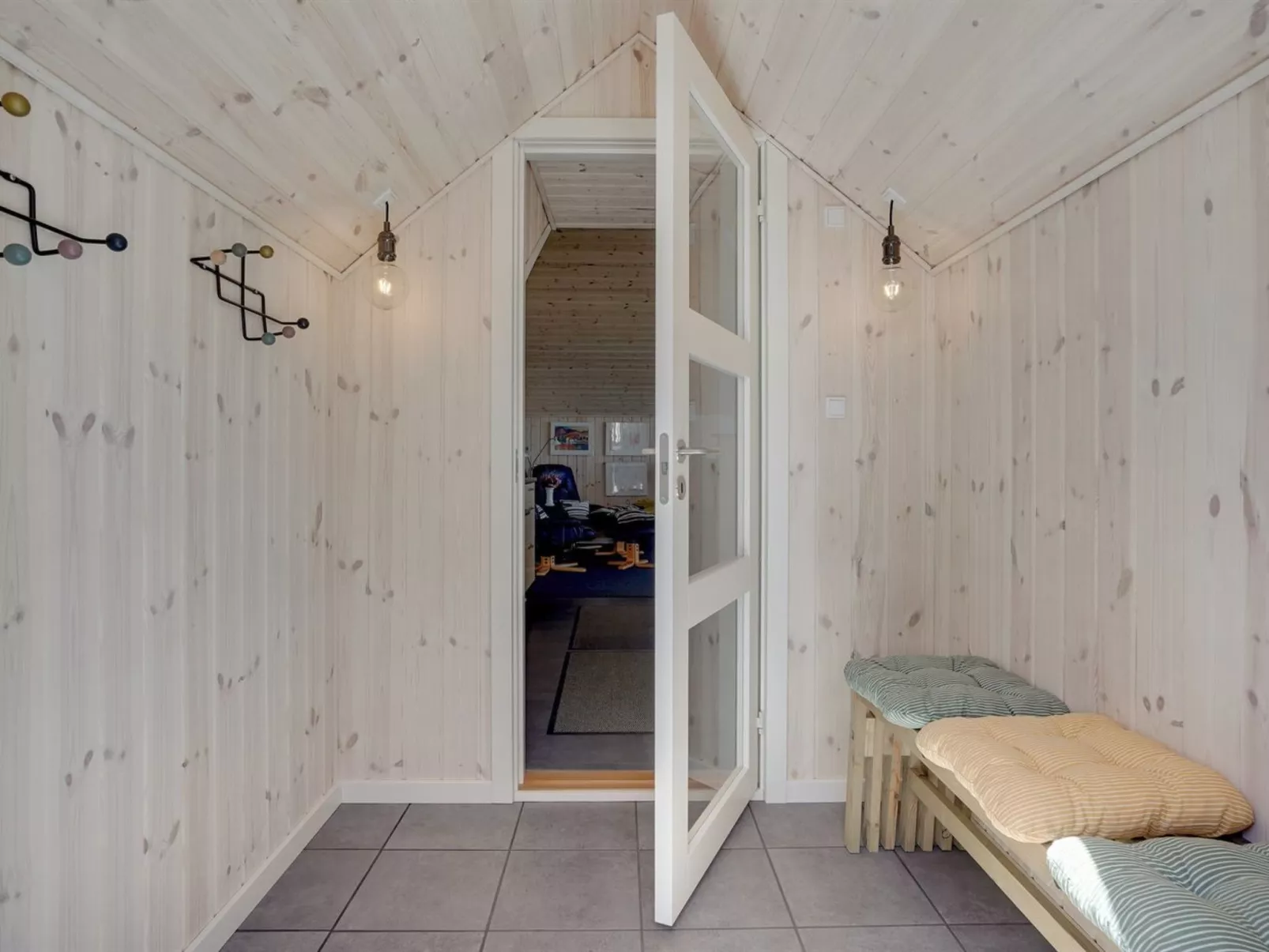 "Saila" - 500m to the fjord-Binnen