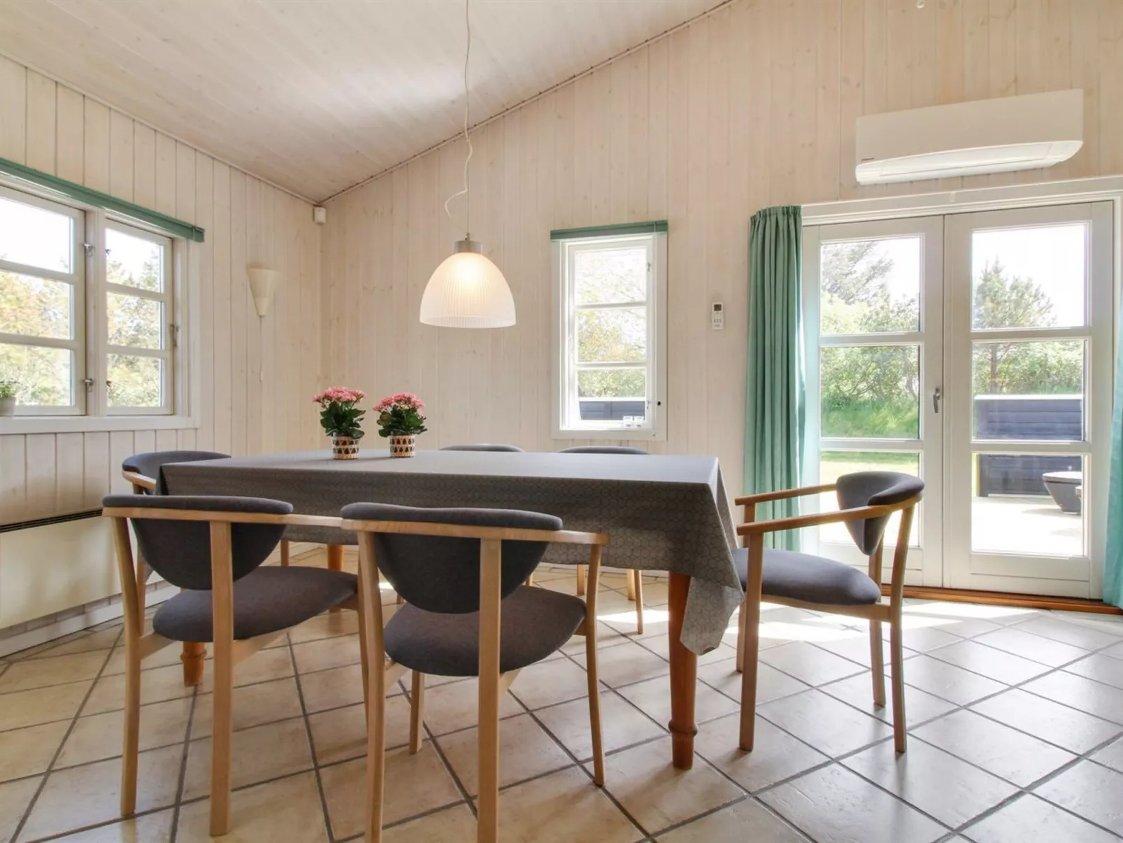 "Hillmari" - 200m from the sea-Binnen