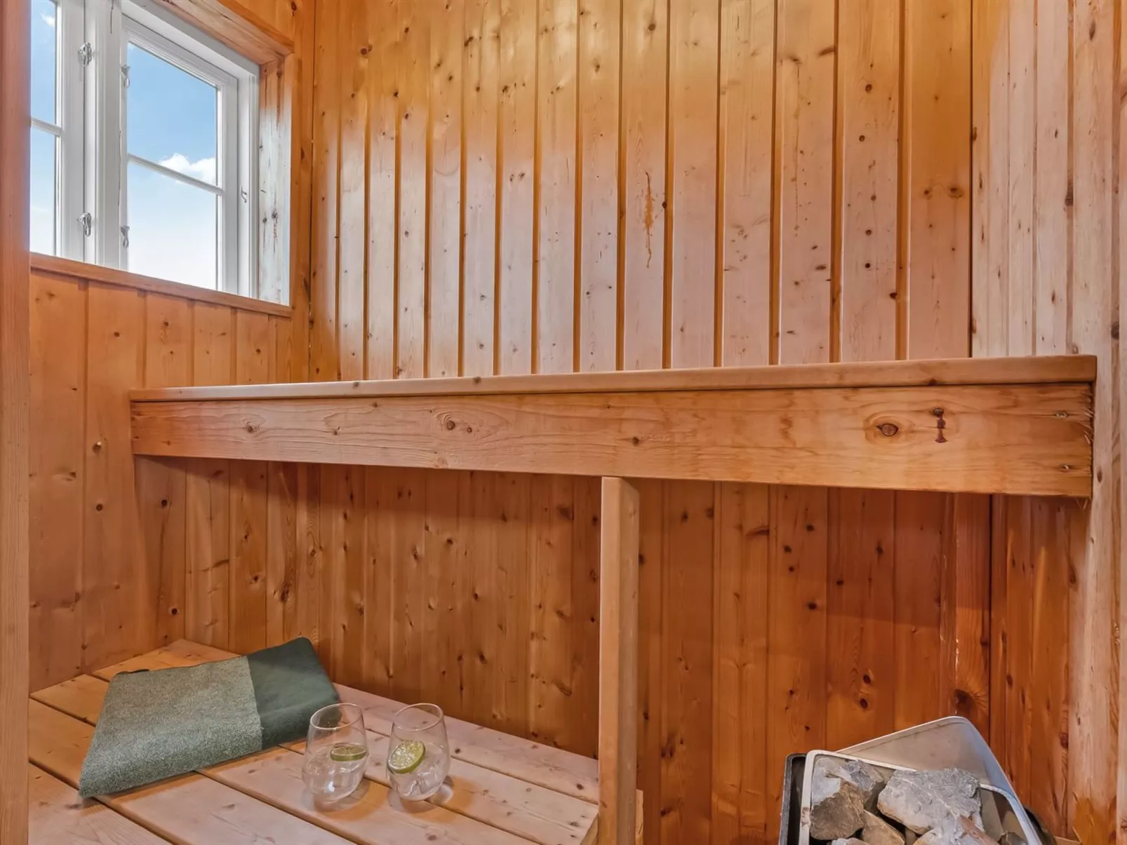 "Gunwald" - 1km to the fjord-Binnen