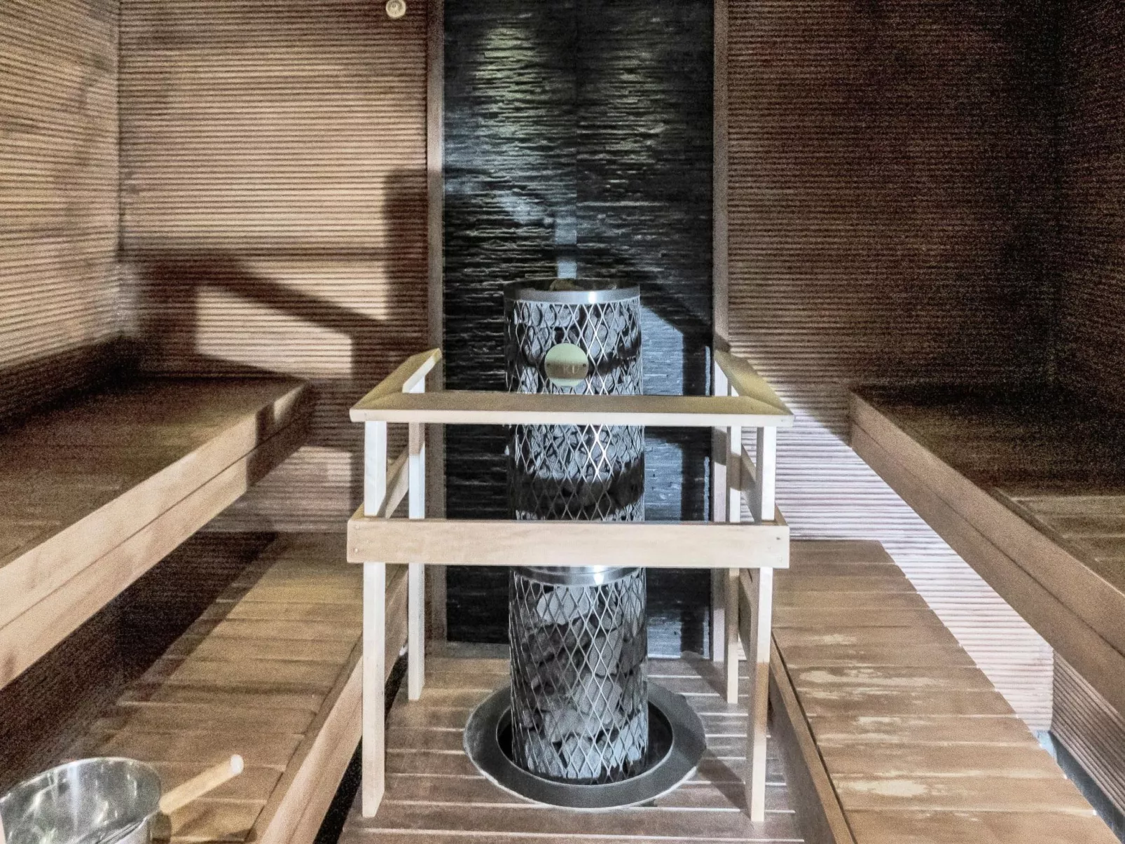 Saaruan aurinko-Binnen