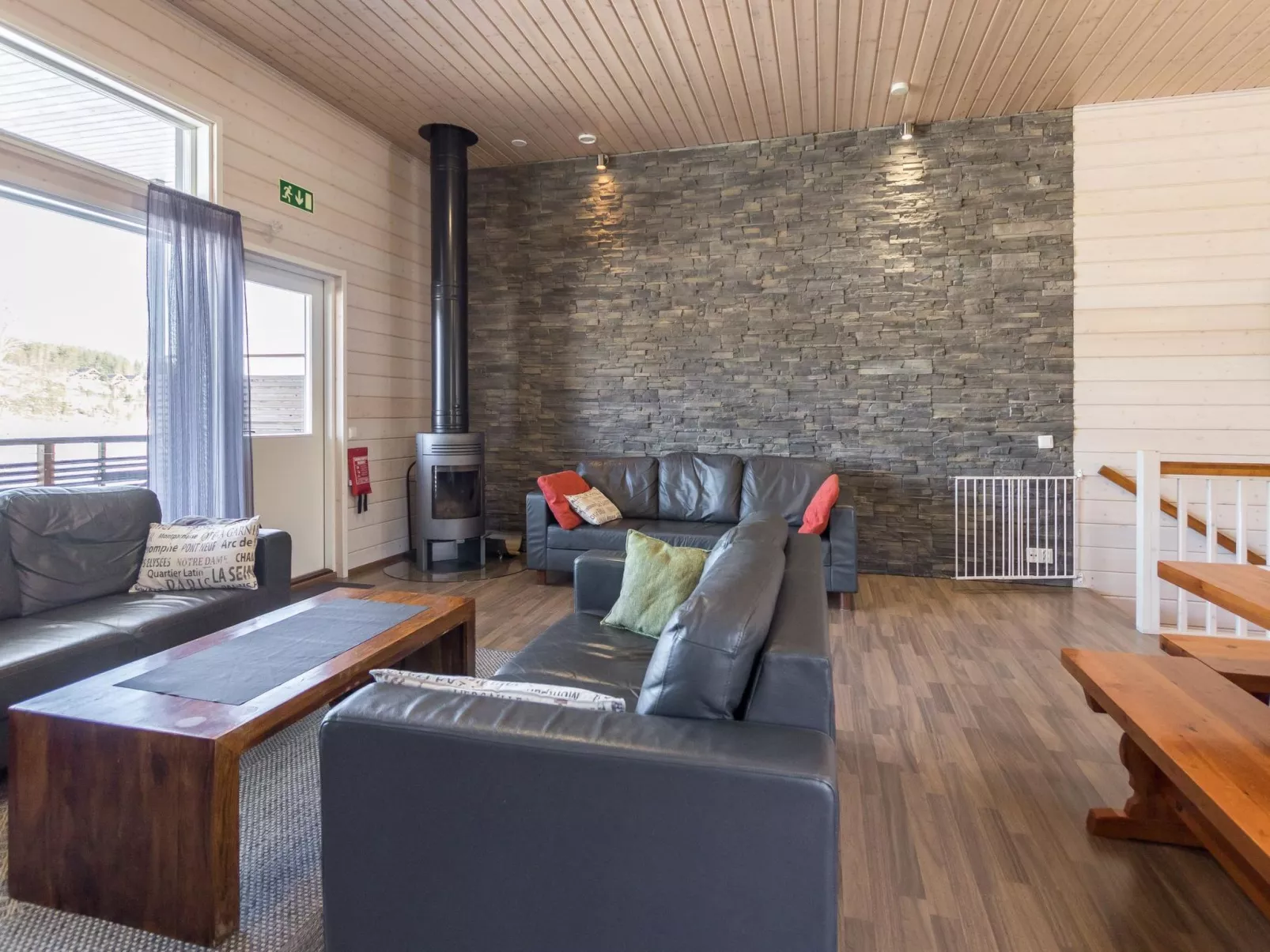 Hallan karhu b, paritalo-Binnen