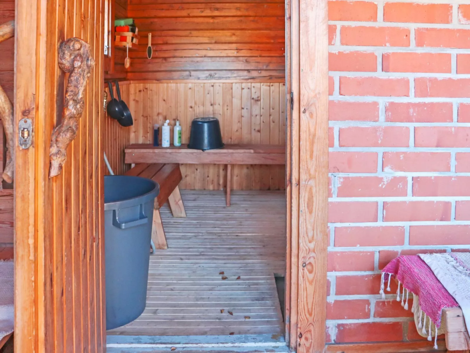 Laattajan hirsipirtti-Binnen