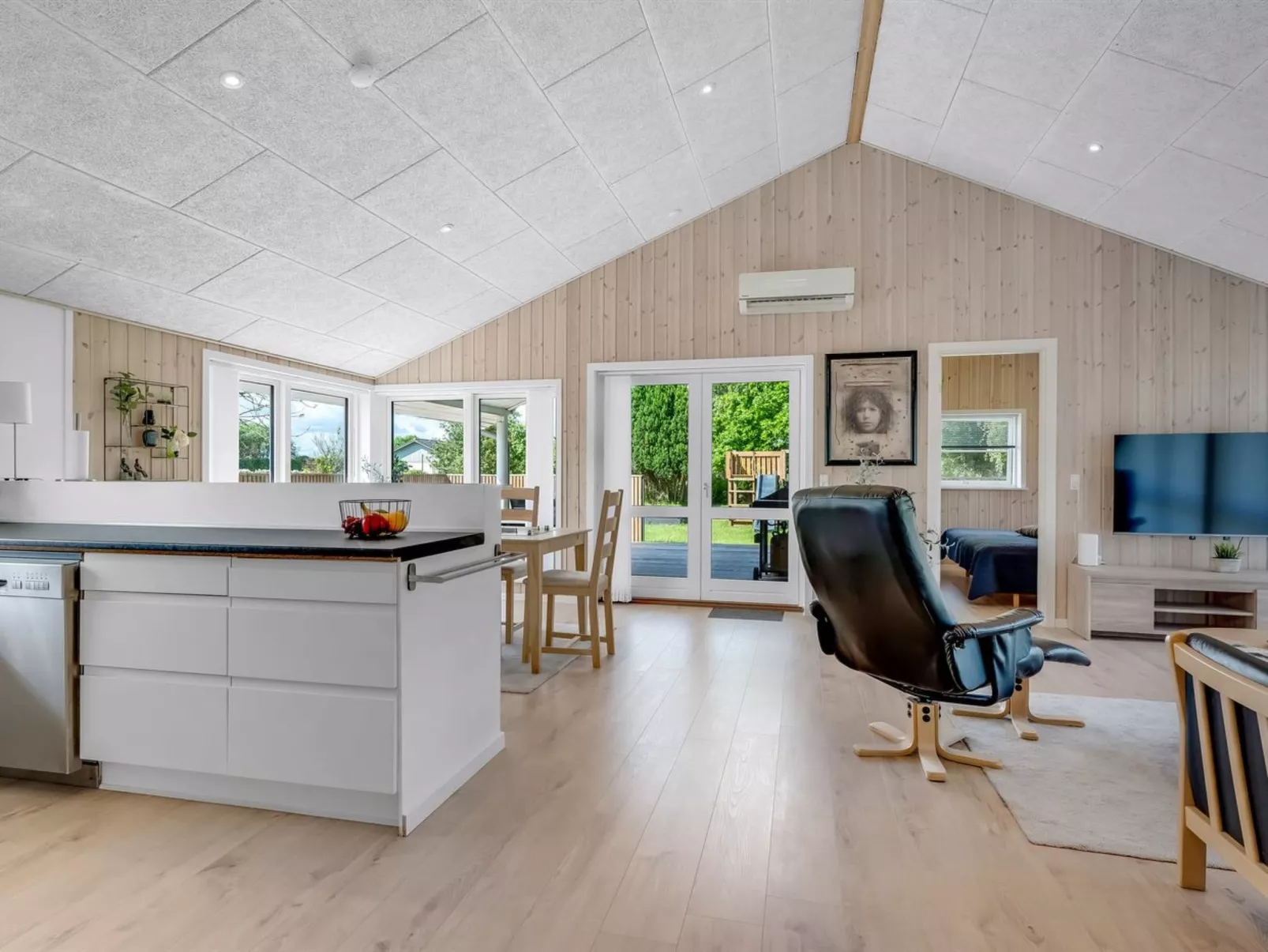 "Ebertine" - 740m to the fjord-Binnen