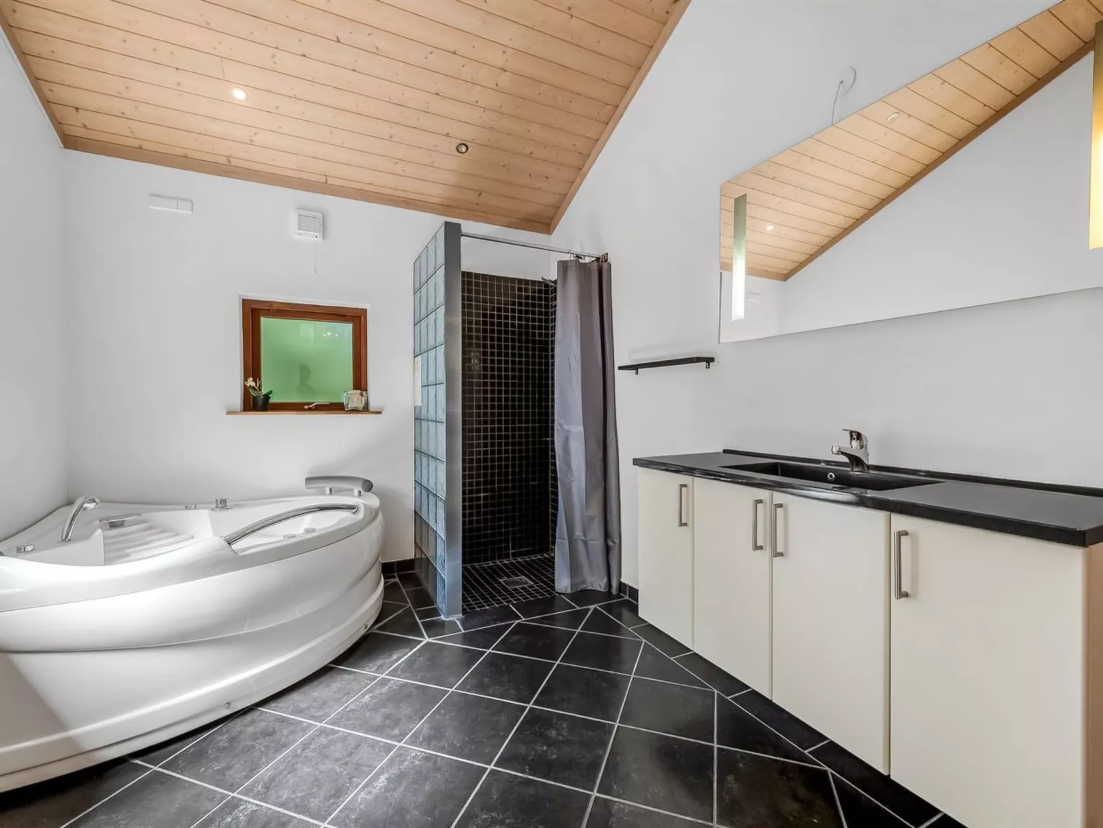 "Rosaline" - 500m from the sea-Binnen