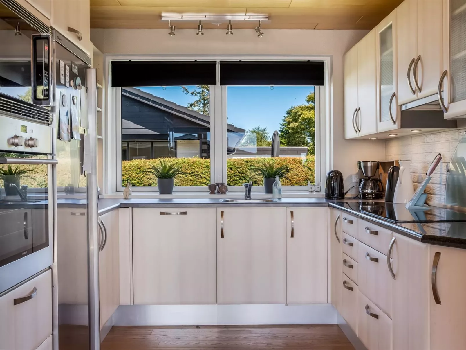 "Tecumseh" - 300m from the sea-Binnen