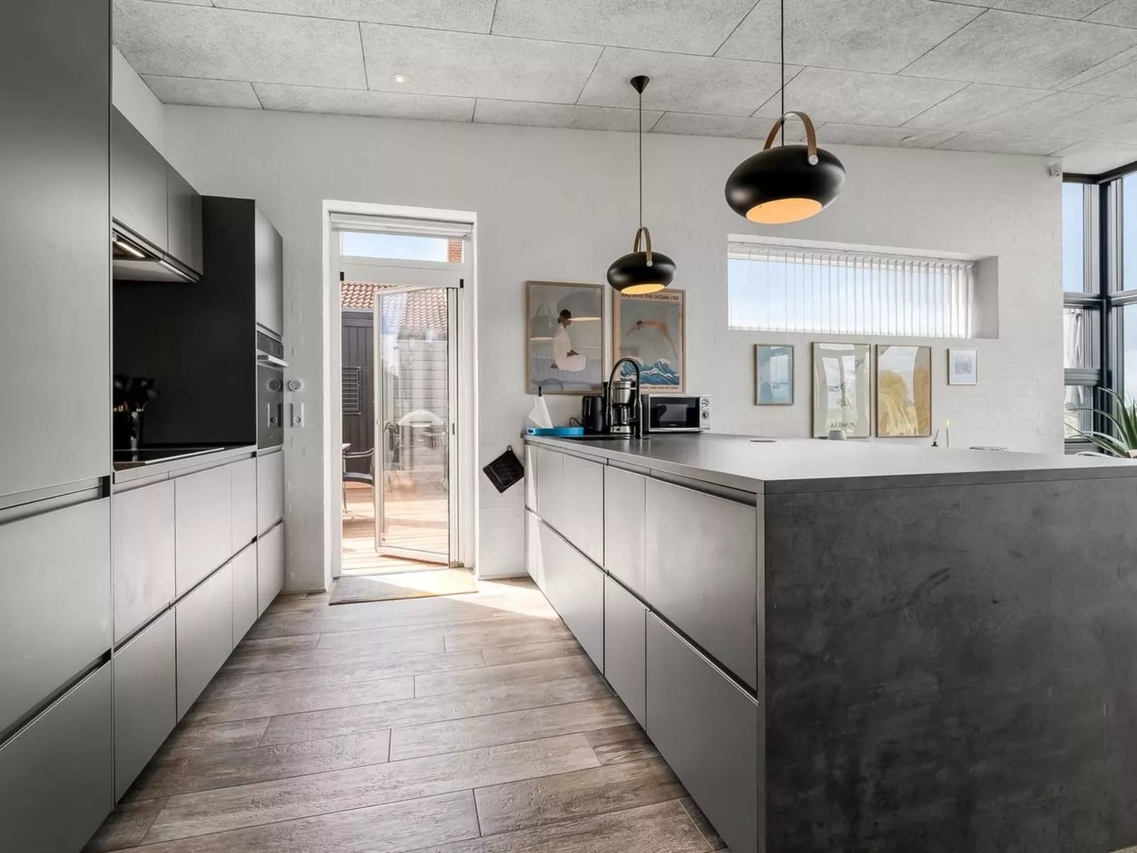 "Bondi" - 75m from the sea-Binnen