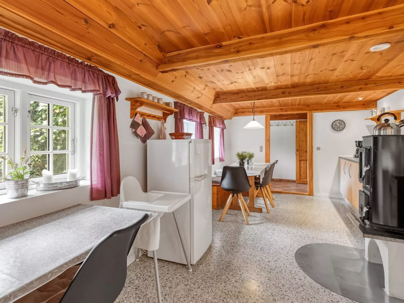 "Yrjö" - 2.5km from the sea-Binnen