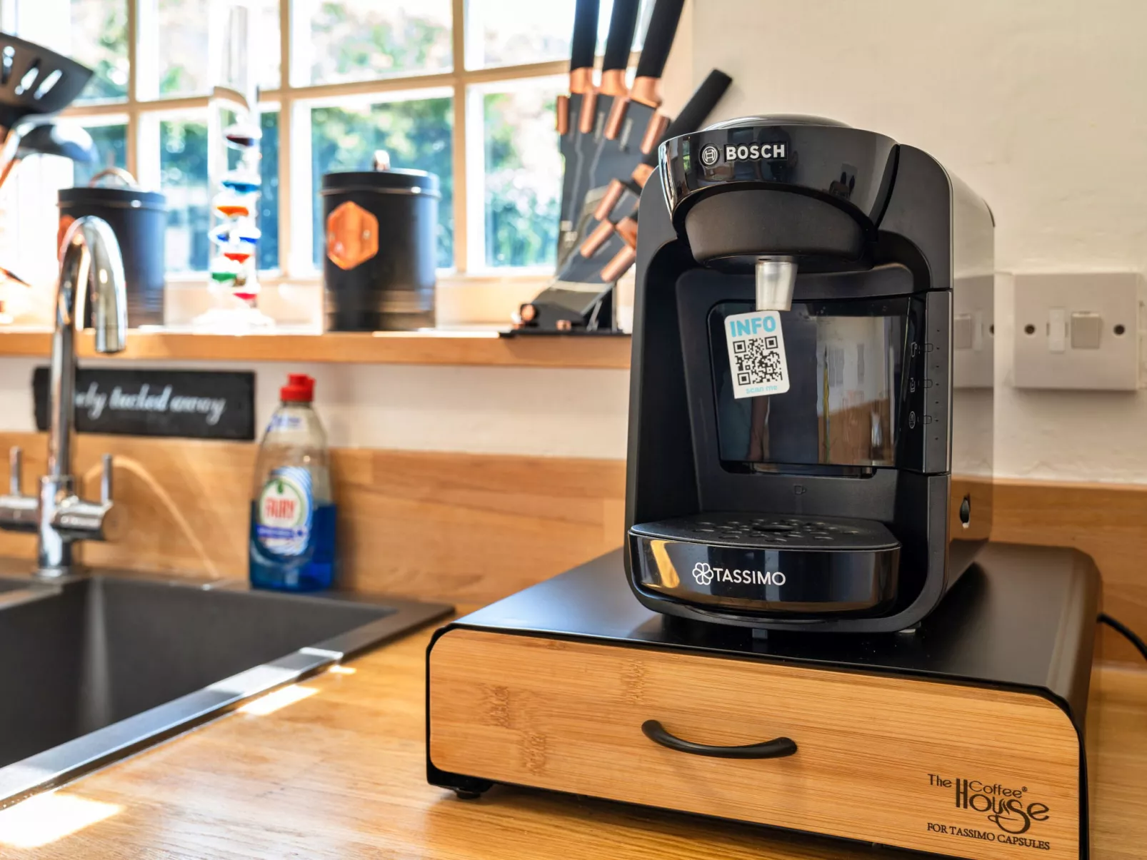 Nicely Tucked Away Cottage-Binnen