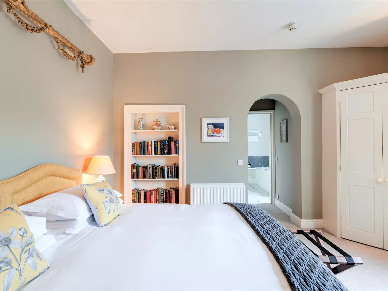 Historic Castle on River Tamar-Binnen