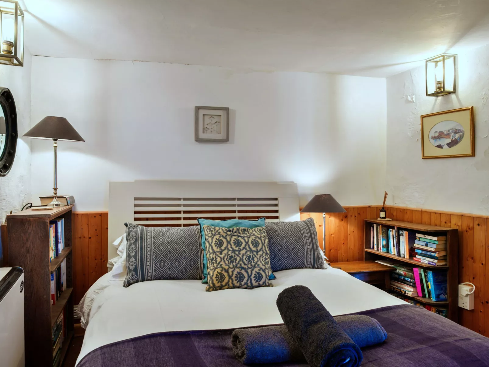 April Cottage-Binnen