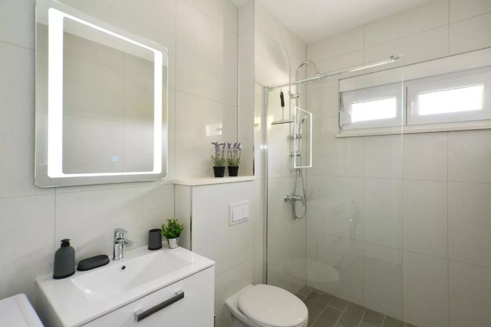 Apartment Sunshine Trogir - Three Bedroom Apartment with Balcony-Badkamer