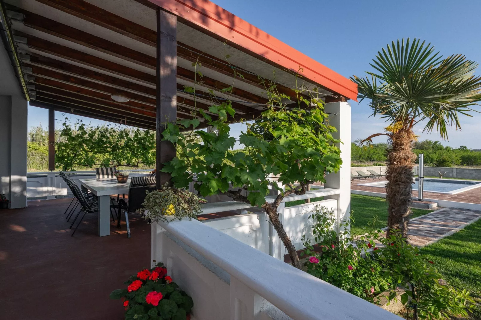 Three-Bedroom House-Buitenlucht