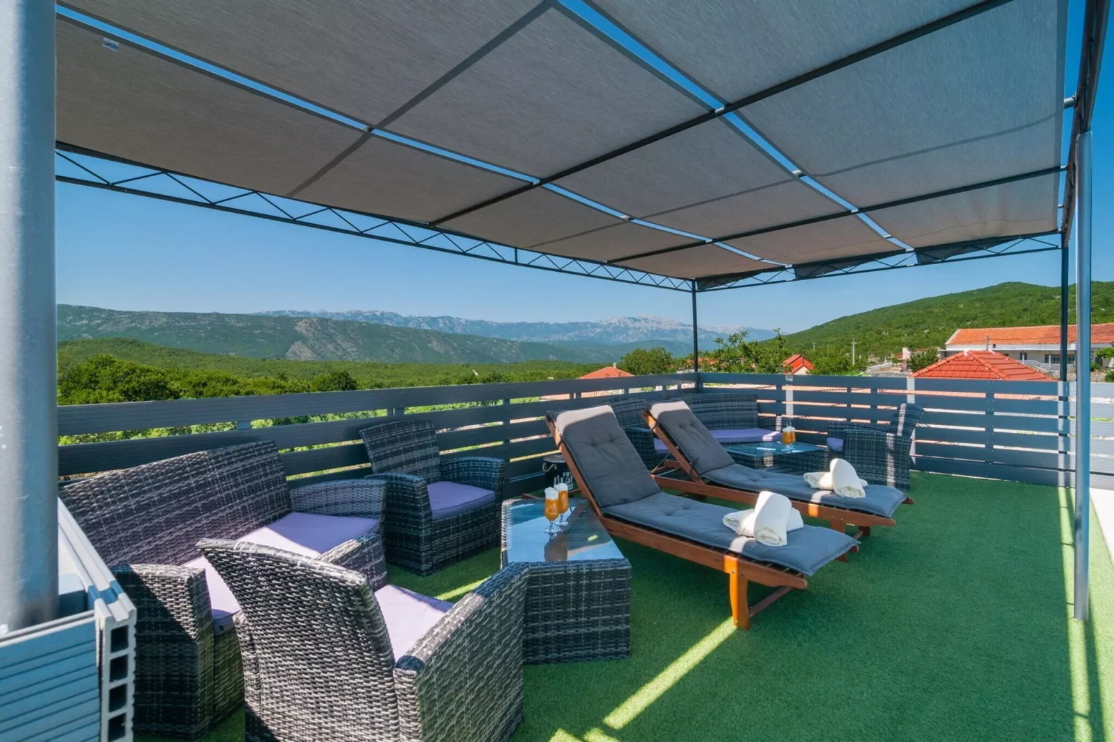 Five-Bedroom Home-Zwembad