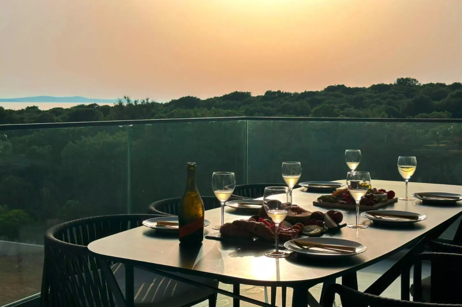 Leonarda Waterfront Residences- Three-Bedroom Penthouse with Infinity Pool (The Skyview Penthouse) - S4-Terras