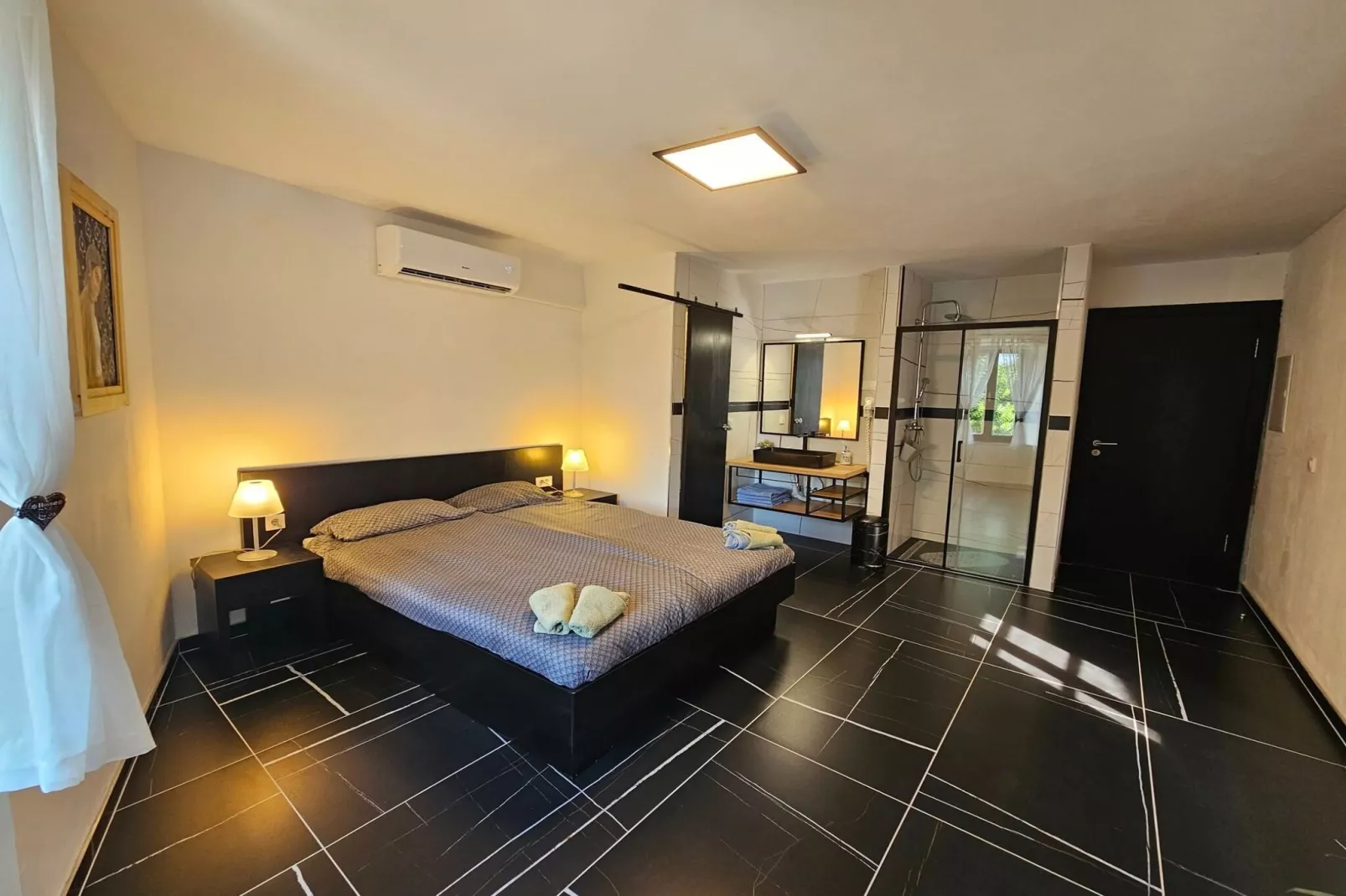 Lisko Vacation House -  Five Bedroom Holiday Home with Private Pool-Slaapkamer