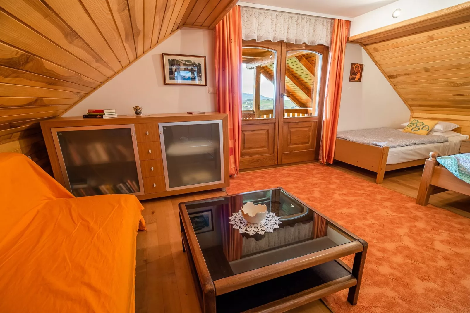 Vivid Hillside Country House with Hot-Tub and Sauna - Two Bedroom Country House-Slaapkamer