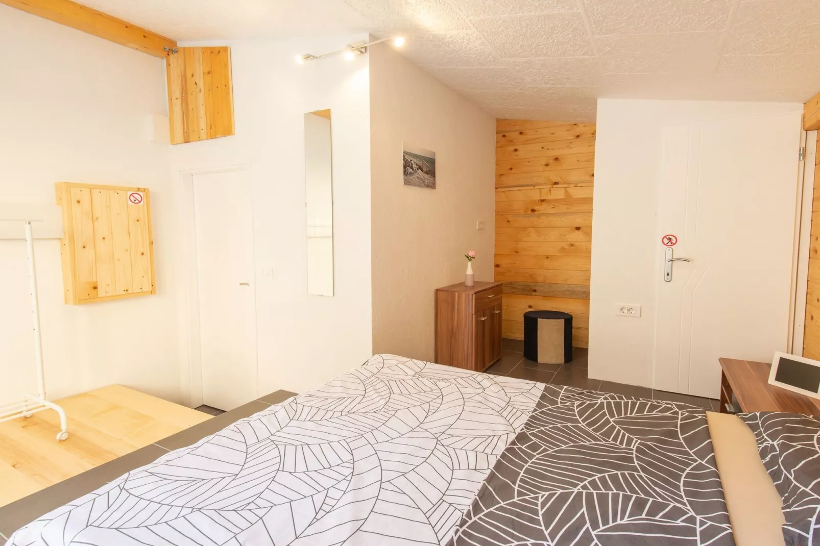 Family-Friendly Serene Retreat Holiday Home - Four Bedroom Holiday Home  with Terrace-Slaapkamer