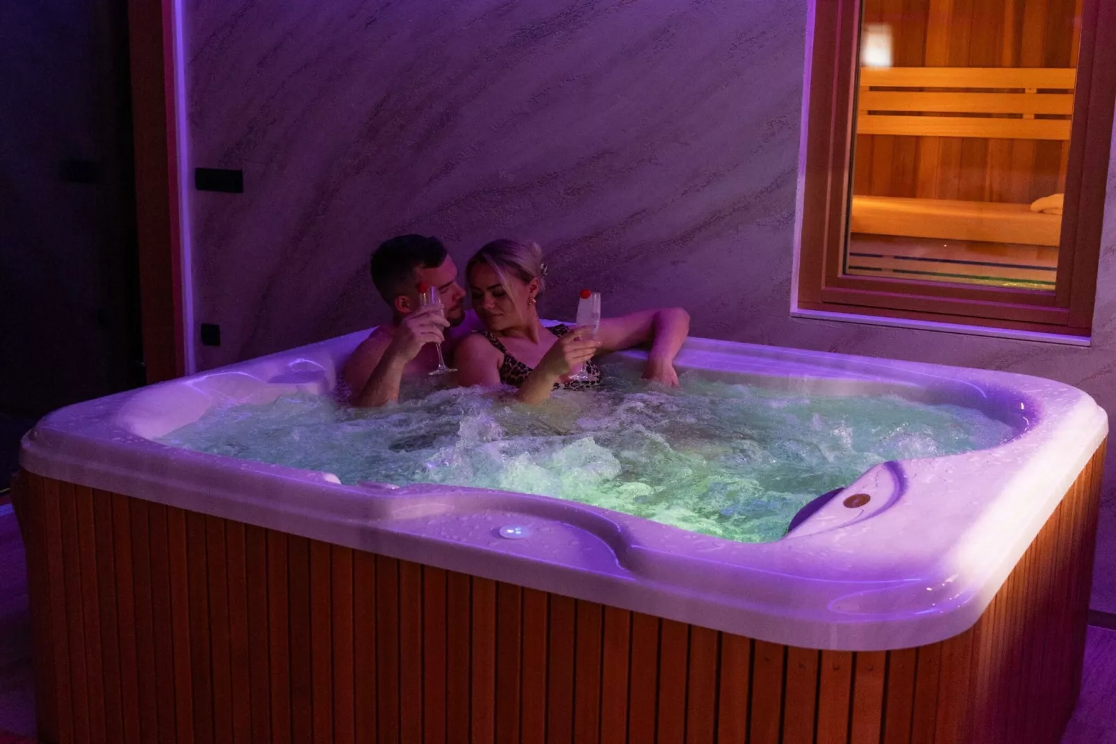 Elegant Warm Bliss Hideaway Escape Lodge - Holiday Home with Hot-Tub and Sauna (owner Excellency)-Spa