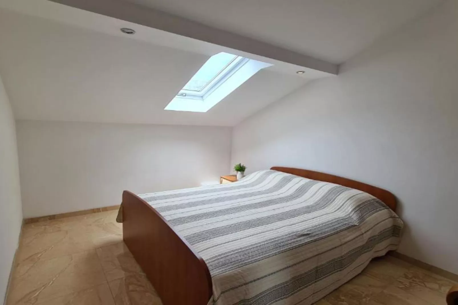 Apartment with One Bathroom-Slaapkamer