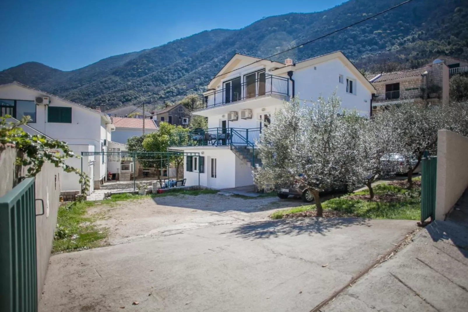 Charming Seaside Escape in Kotor - One Bedroom Apartment with Garden 3-Buitenlucht