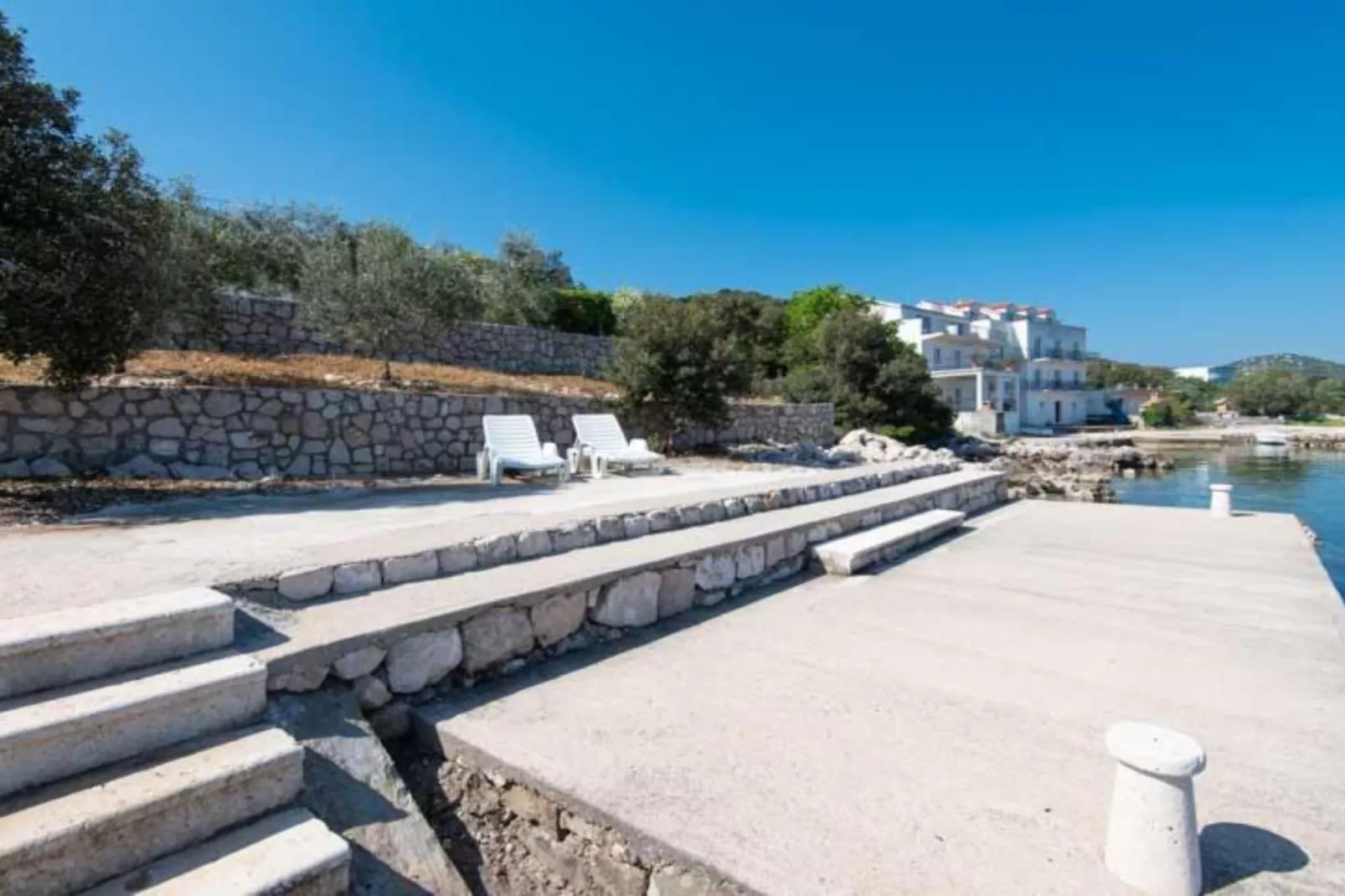 Spacious and Cozy Seafront Apartments - Two Bedroom Apartment  with Terrace and Sea View-Buitenlucht