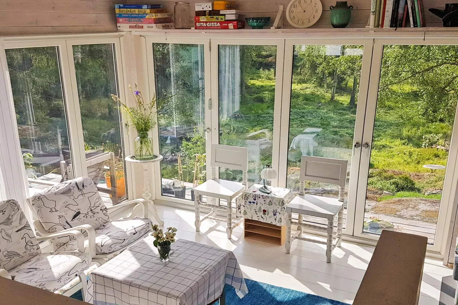 Rustig eilandhuis vlakbij de zee-Binnen