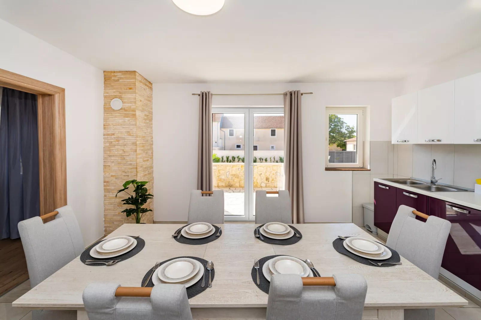 Holiday home Briscola-Eetkamer