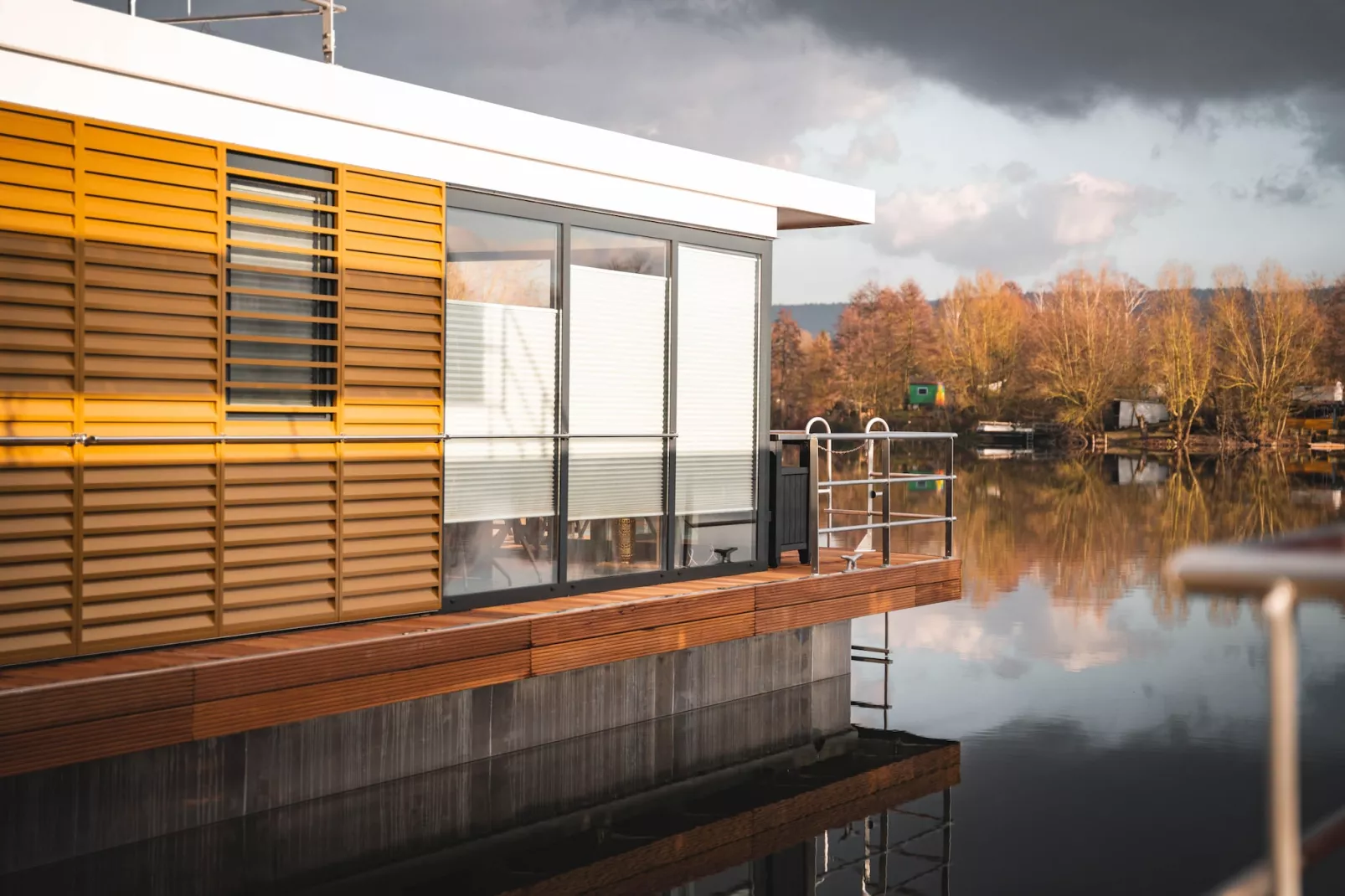 Hausboot in Höxter-Buitenkant zomer