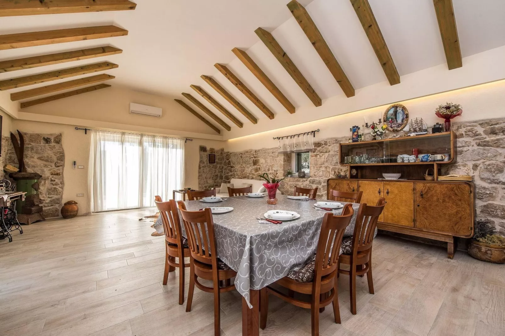 Authentic Villa Zvonko-Eetkamer