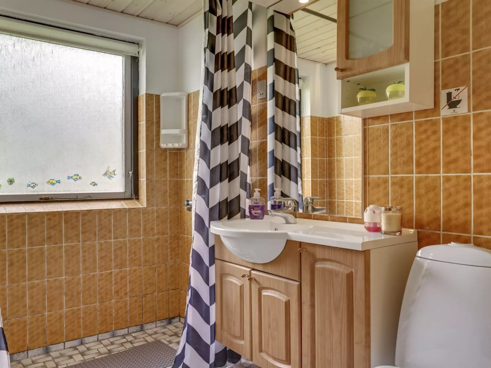 "Yak" - 350m from the sea-Binnen