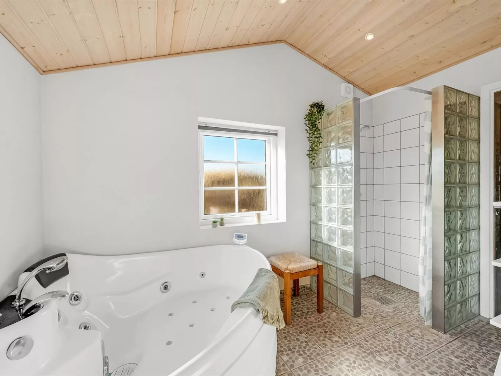 "Hærulf" - 300m from the sea-Binnen