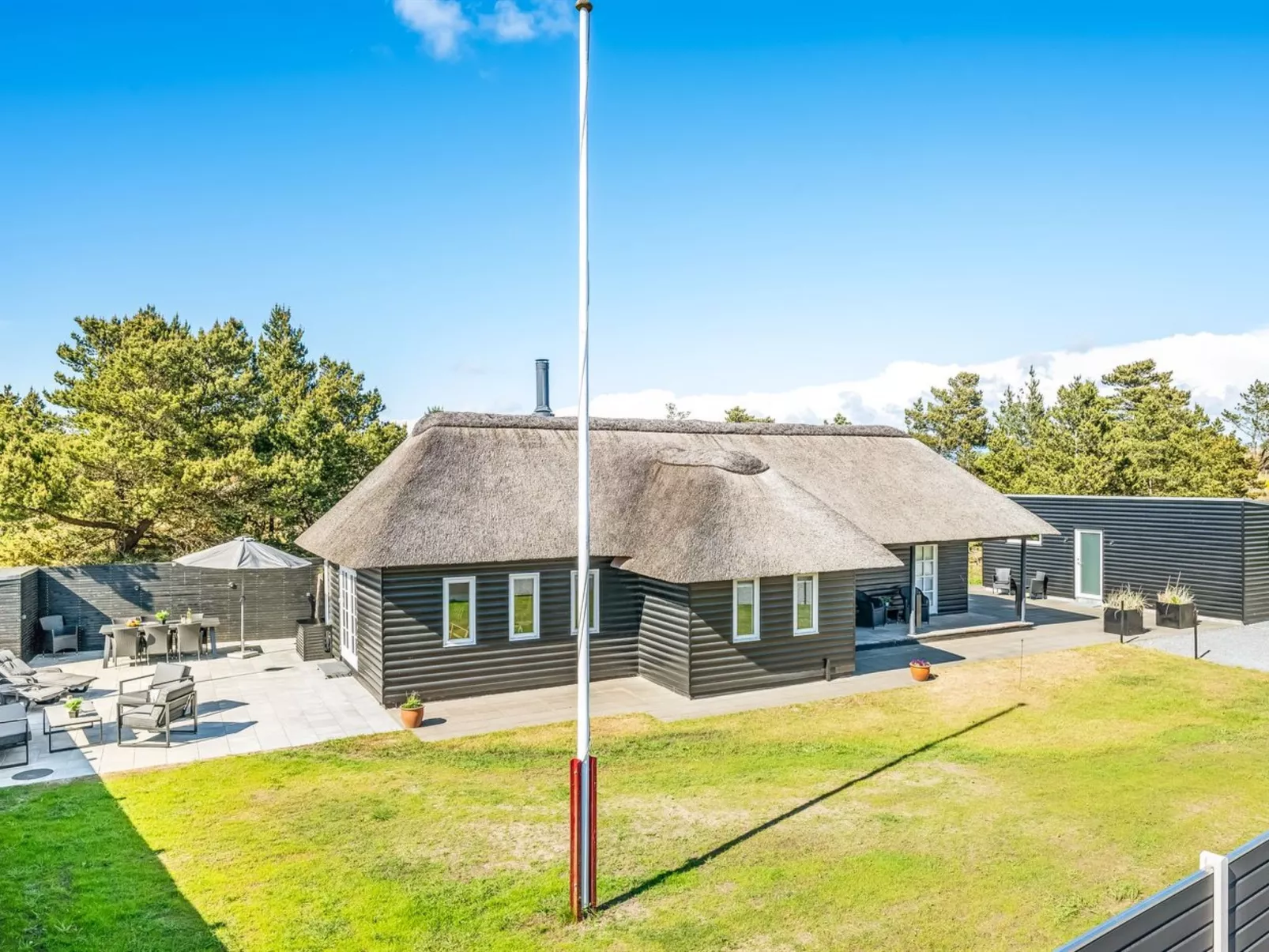 "Aila" - 1.4km from the sea-Buiten