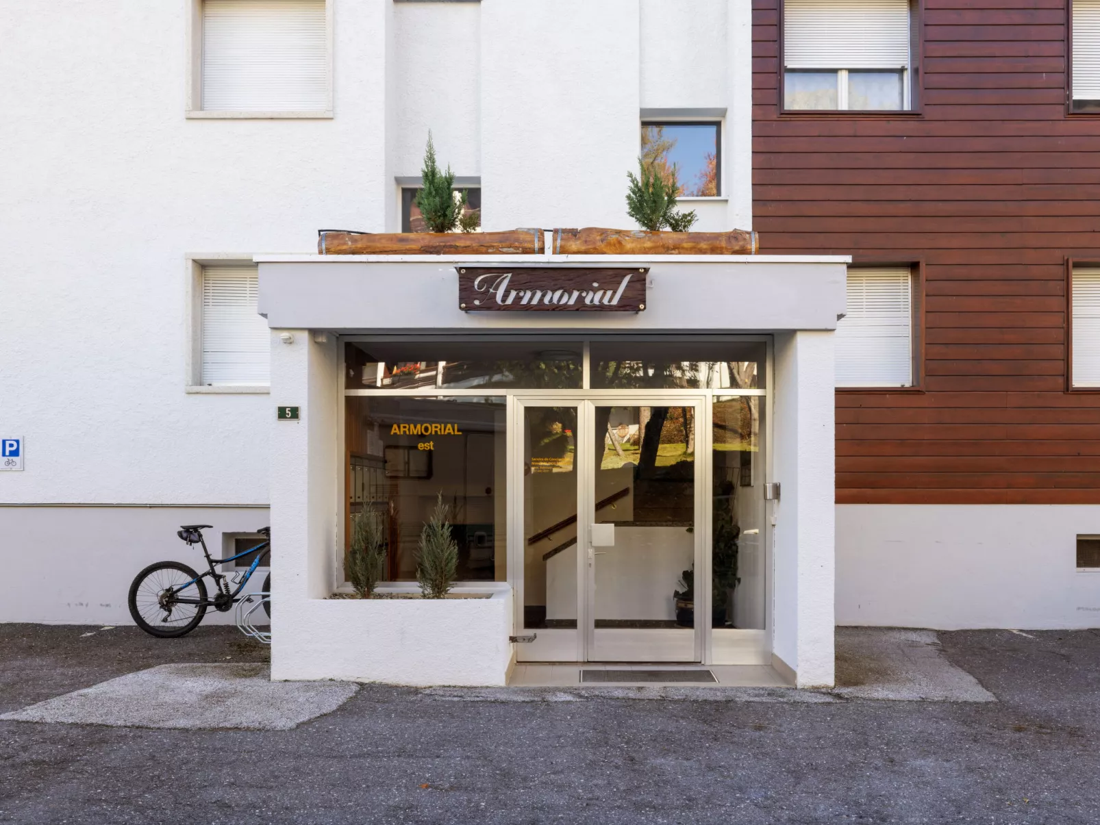 Armorial Est 72-Buiten