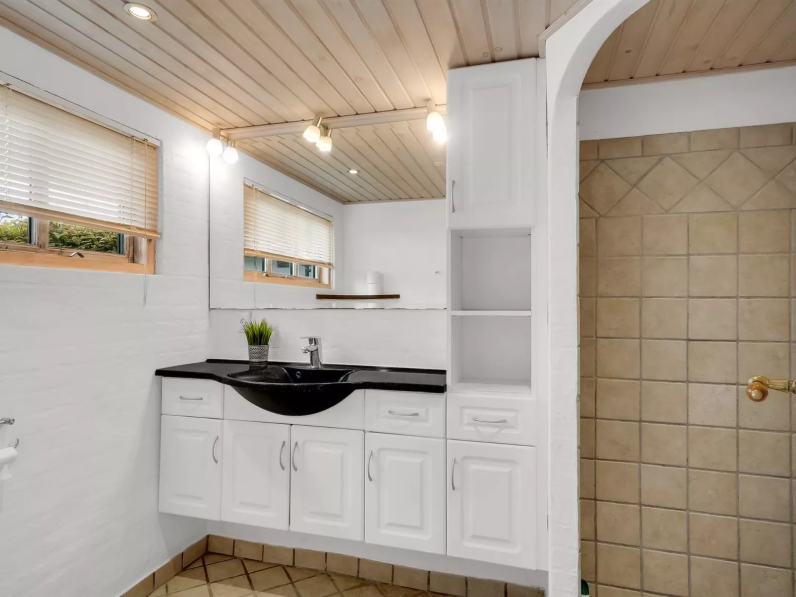 "Aliza" - 300m to the fjord-Binnen